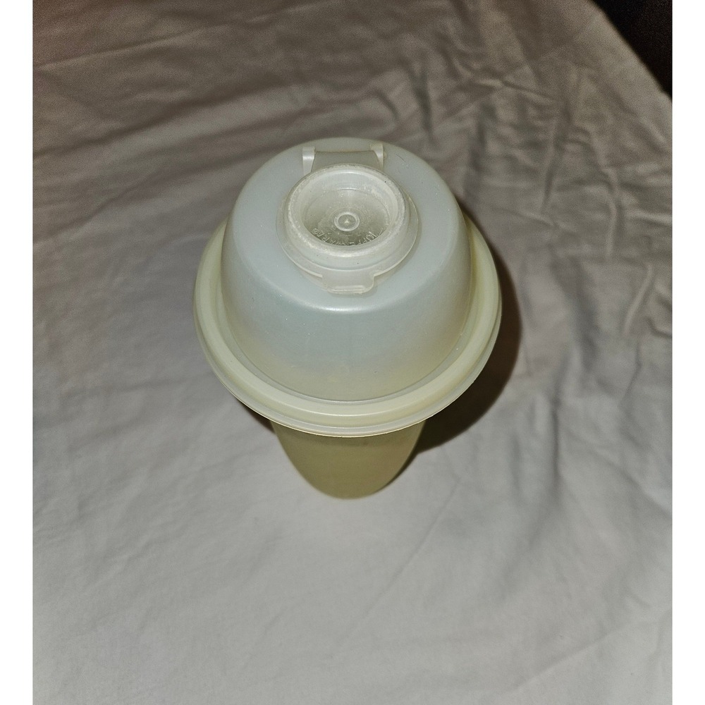 Vintage Tupperware Quick Shake Container White Cream Flip Top Lid - No disk - Picture 2 of 4